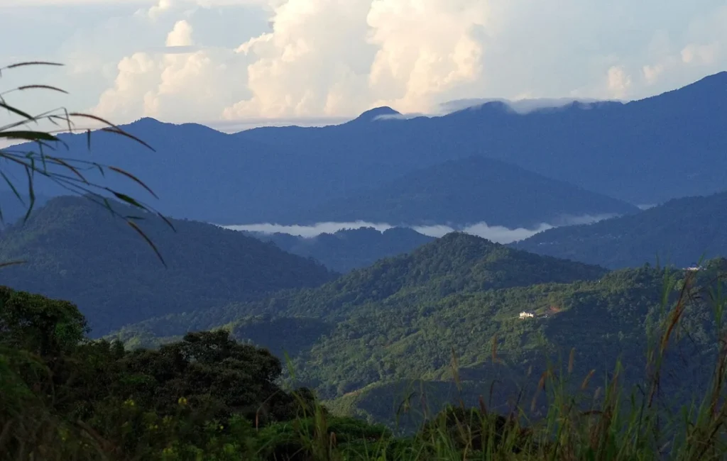 Crocker Range - File:Hill and montane tropical cloud forests between Kinabalu Nationalpark and Crocker Range UNESCO-MAB Biosphere Reserve.jpg