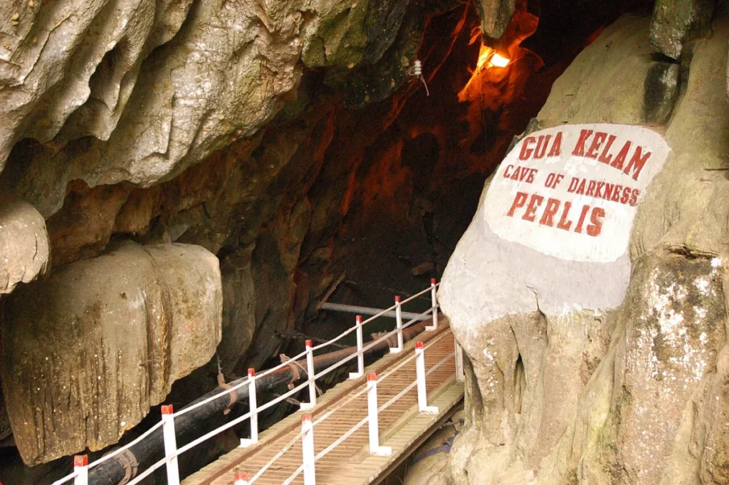 Gua Kelam - File:Gua Kelam - Cave of Darkness (2652390310).jpg