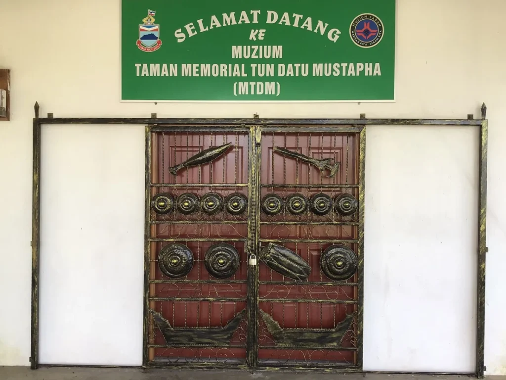 Tun Mustapha Park - File:Pintu masuk Muzium Taman Memorial Tun Datu Mustapha.jpg